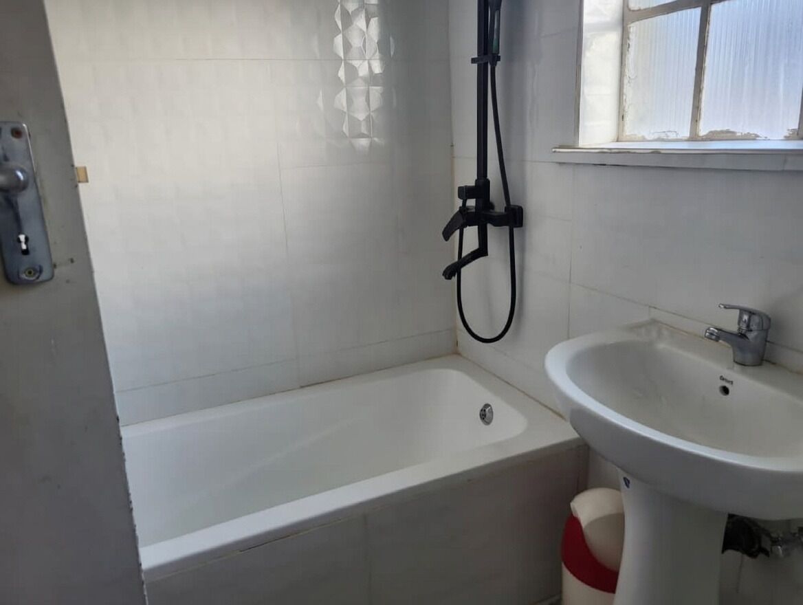 Haartrockner, Handtücher, Seife, Toilettenpapier
