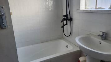 Haartrockner, HandtĂŒcher, Seife, Toilettenpapier