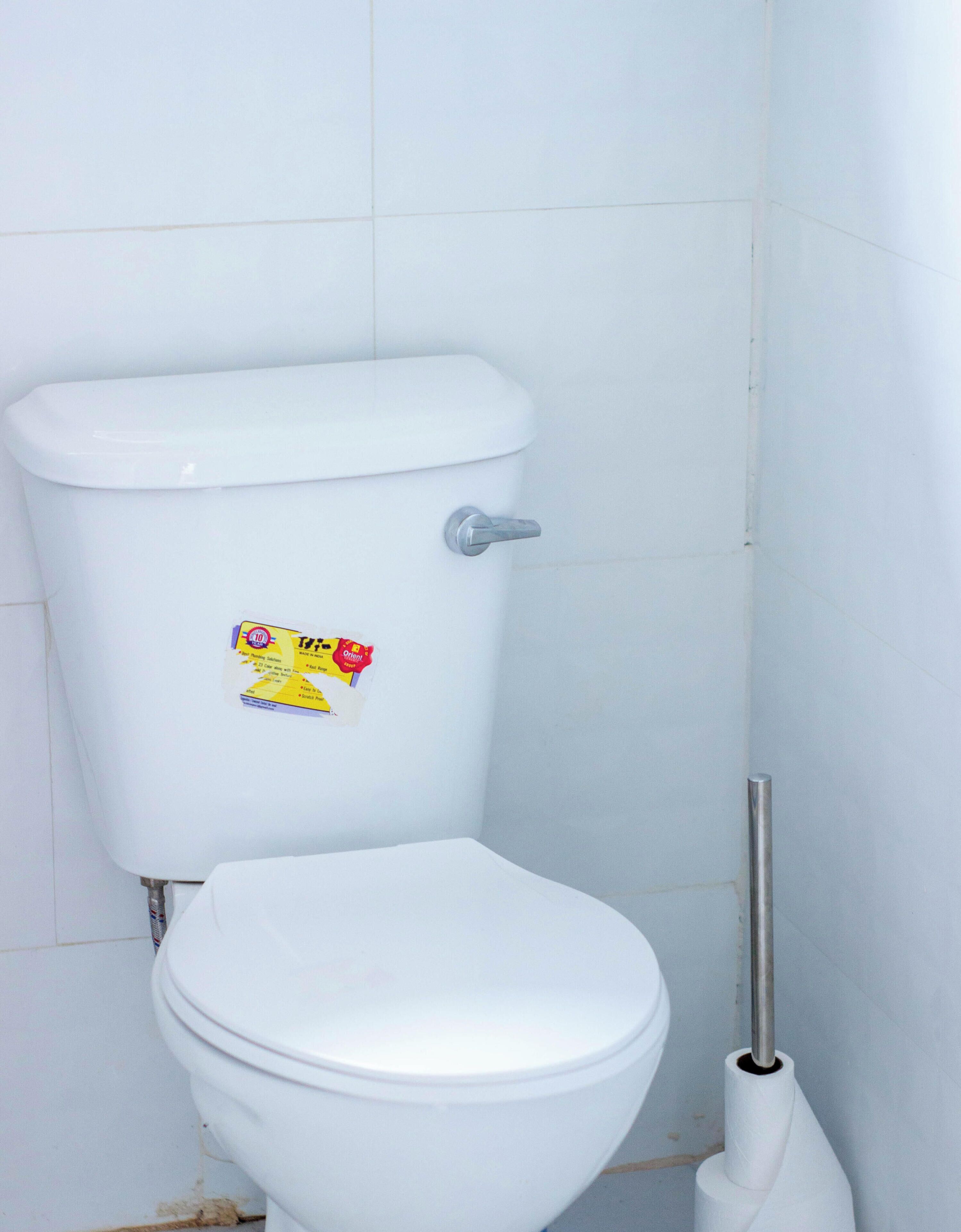 Een haardroger, handdoeken, zeep, toiletpapier
