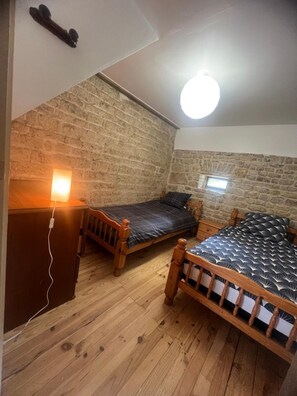 Room - Apartment 'Gîte 1' with Shared Terrace, Shared Garden and Wi-Fi (Carentan-les-Marais)