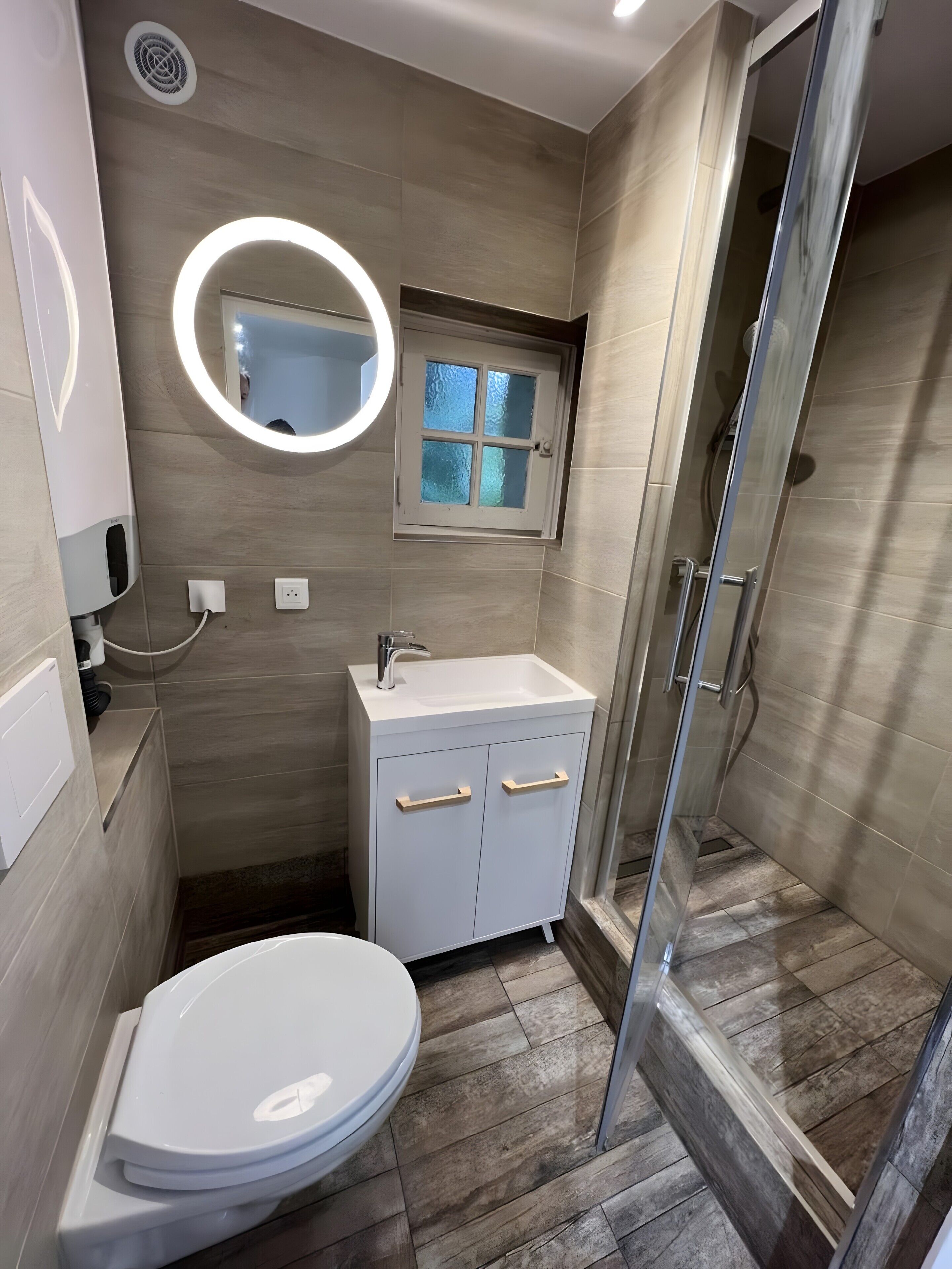 Een douche, handdoeken