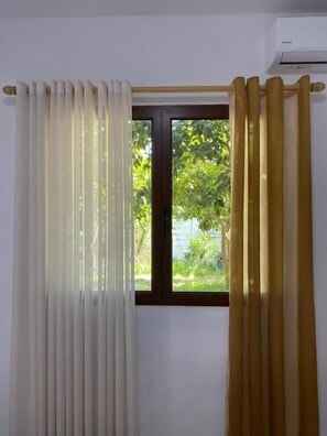 Habitación triple Confort, vista al patio | Interior