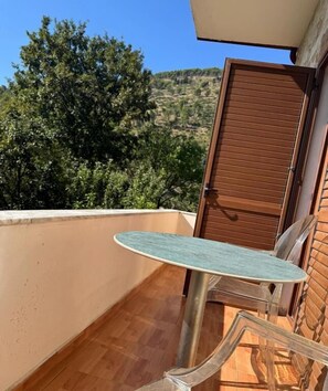 Habitación doble, balcón, vista al patio | Restaurante al aire libre