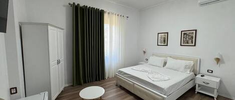 Chambre Double Deluxe, vue cour intérieure | Wi-Fi gratuit