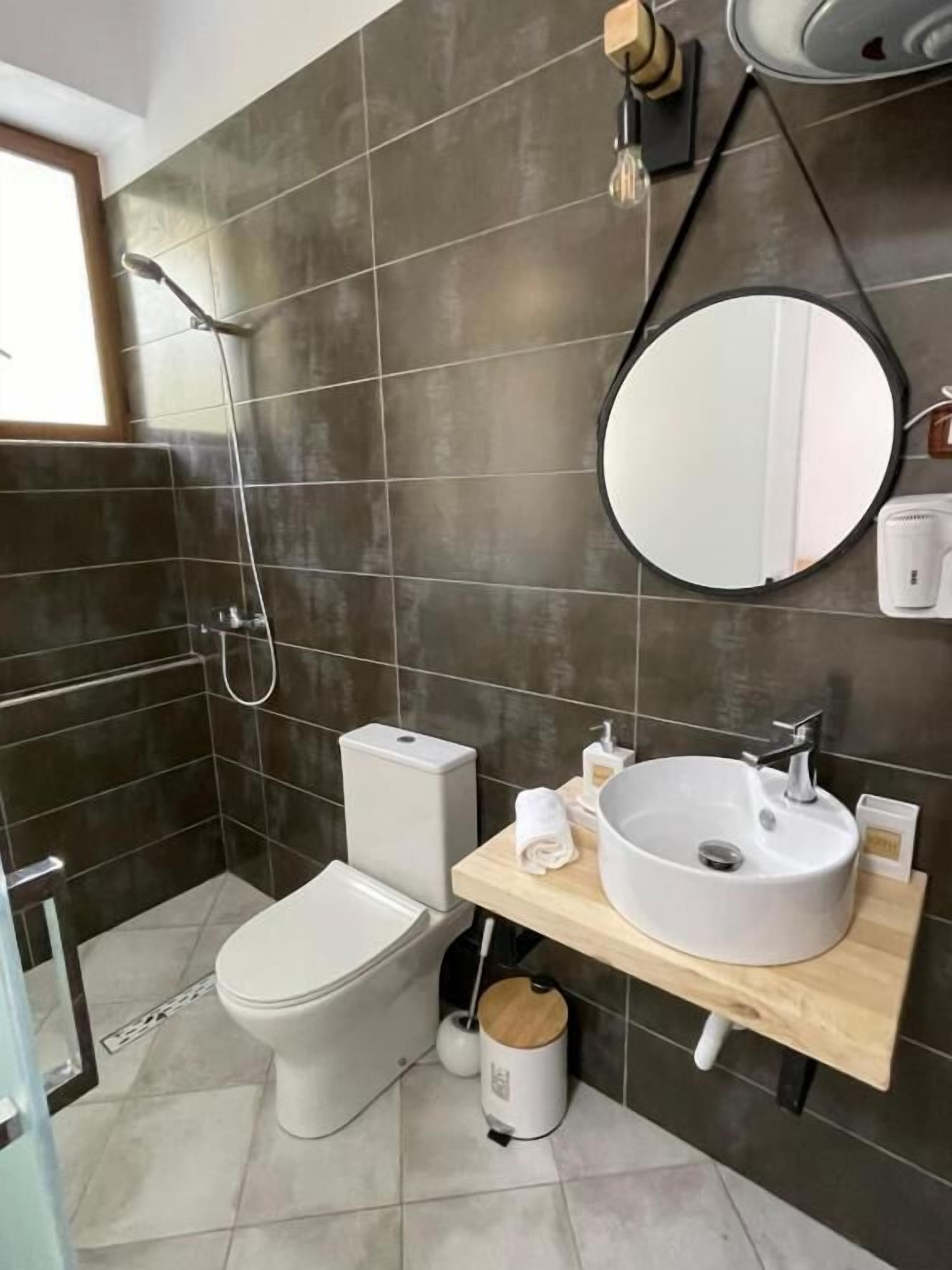 Habitación doble, vistas al patio | Baño | Zapatillas