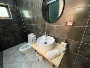 Comfort-Dreibettzimmer, Blick auf den Innenhof | Badezimmer