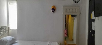 Room + Wiffi+ Air conditioning for 1 or 4 people. Private bathroom