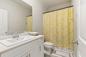 Towels, soap, toilet paper - Enjoyable 4-bedroom house with AC in charming Forney (Forney)
