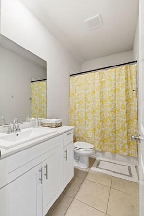 Towels, soap, toilet paper - Enjoyable 4-bedroom house with AC in charming Forney (Forney)