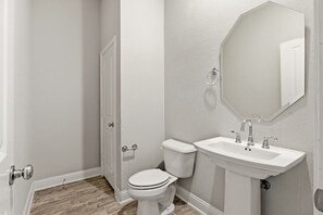 Towels, soap, toilet paper - Enjoyable 4-bedroom house with AC in charming Forney (Forney)