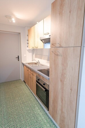 Kühlschrank, Ofen, Herdplatte, Wasserkocher mit Kaffee-/Teezubehör