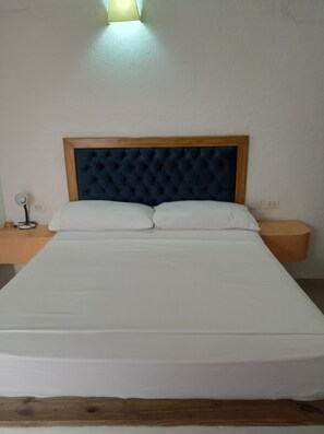 Comfort Double or Twin Room | In-room safe, free WiFi - Blue house (Santa Marta)