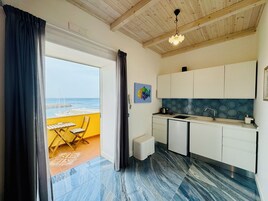 Apartamento, sacada, vista para o mar | Cozinha privada | Geladeira, chaleira elétrica, talheres/pratos/utensílios de cozinha
