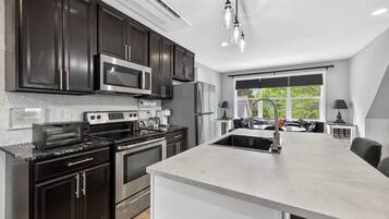 Coffee/tea maker, fridge, microwave, oven
