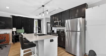 Stylish 1BR Retreat Near Downtown & NC State