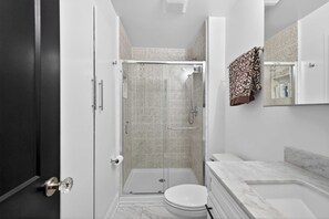 Shower, towels, shampoo - Stylish 1BR Retreat Near Downtown & NC State (Raleigh)