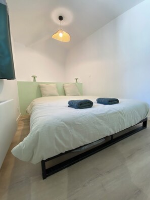 1 bedroom, WiFi, bed sheets - Atypical cocoon & greenery in the heart of Old Montbard (Montbard)