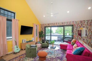 TV, offices - Bohemian Chic Hot Tub Sleeps 12 (Nashville)