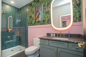 Shower, hair dryer, towels, shampoo - Bohemian Chic Hot Tub Sleeps 12 (Nashville)