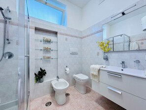 Apartment, Partial Sea View | Bilik Mandi | Pancuran mandi, kelengkapan dandanan diri percuma, pengering rambut 