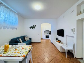 Apartment, Partial Sea View | Ruang tamu | 32 inci televisyen skrin rata dengan digital 