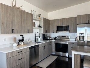 Fridge, microwave, oven, stovetop - Luxury home with hot tub (Victor)