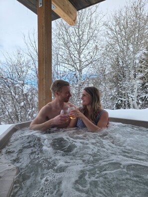 Outdoor spa tub - Luxury home with hot tub (Victor)