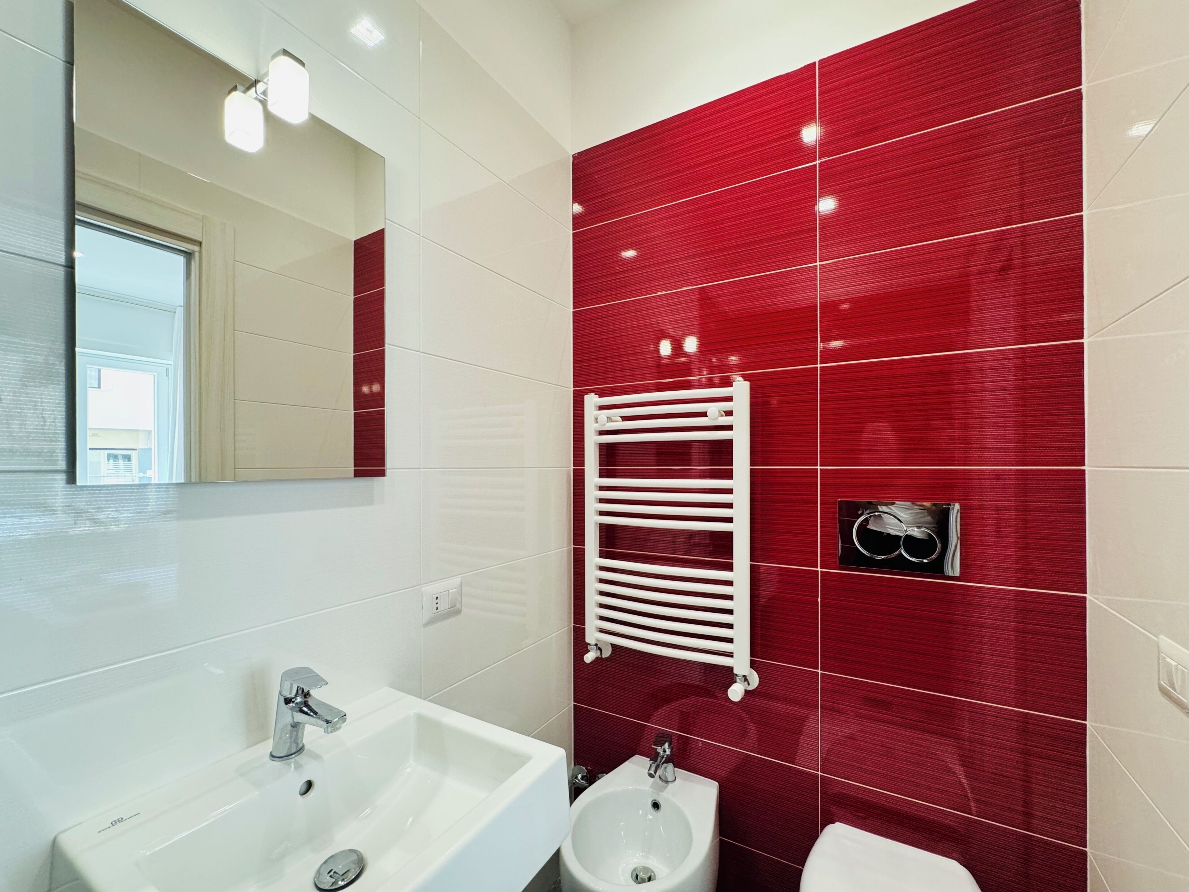 Standaard kamer | Badkamer | Een douche, een haardroger, handdoeken, zeep