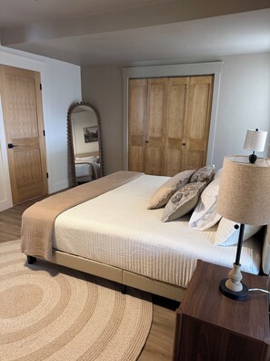 4 bedrooms, iron/ironing board, Internet, bed sheets