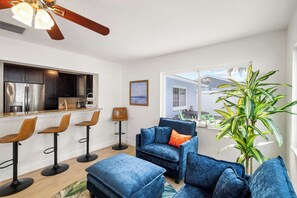 Maison, plusieurs lits, accès piscine, vue piscine (6398 Woodland Blvd) | Coin séjour
