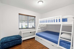 Rumah, Beberapa Tempat Tidur, akses ke kolam renang, pemandangan kolam renang (6398 Woodland Blvd) | 3 kamar tidur dan didekorasi berbeda-beda
