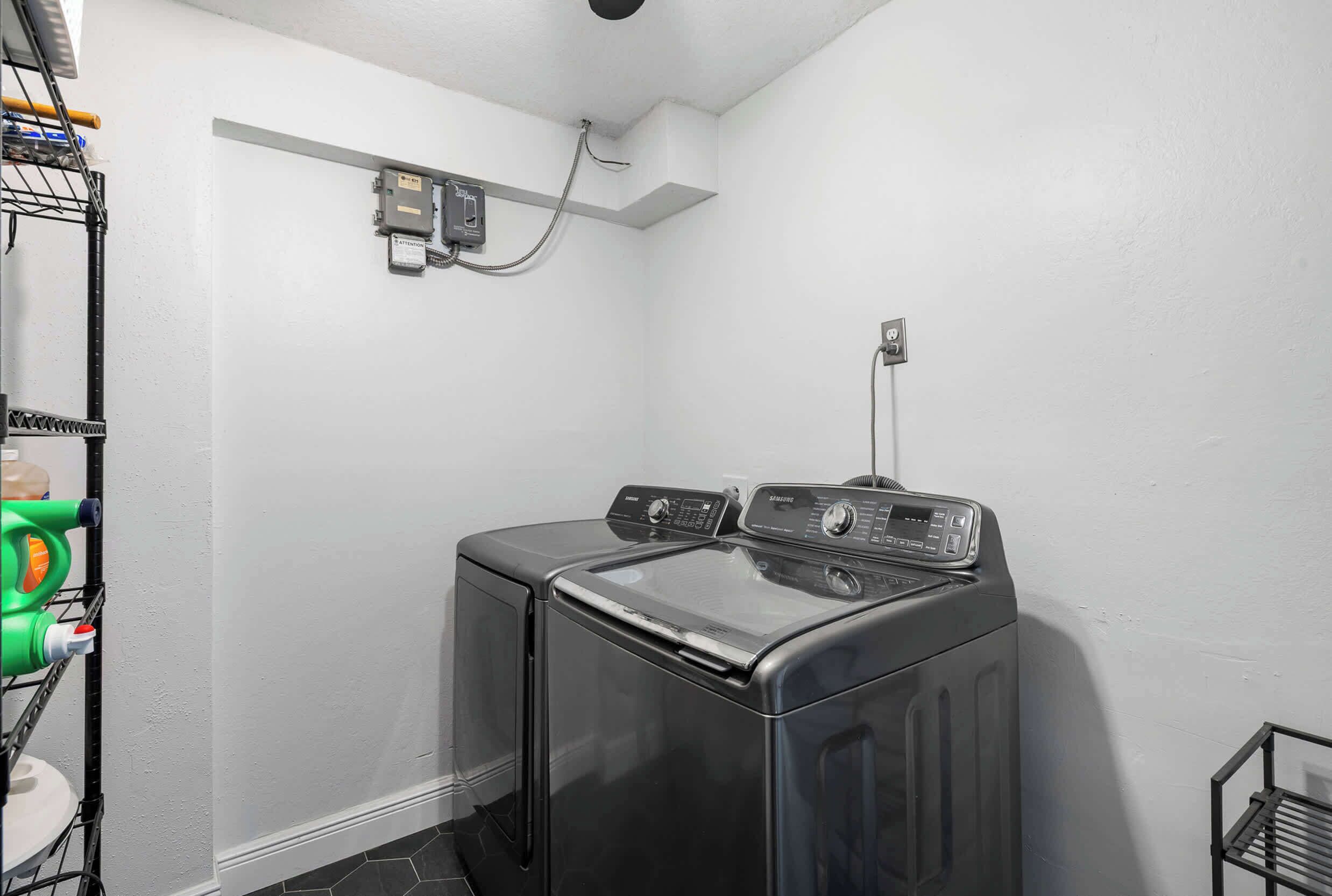House, Multiple Beds, Pool Access, Pool View (6398 Woodland Blvd) | Laundry
