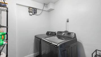 House, Multiple Beds, Pool Access, Pool View (6398 Woodland Blvd) | Laundry