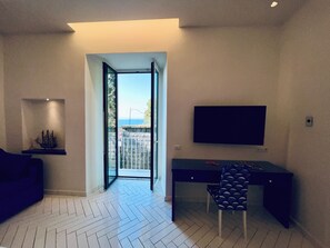 Appartement, balkon, gedeeltelijk uitzicht op zee | Uitzicht op het water
