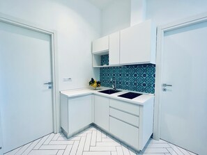 Departamento, balcón, vista parcial al mar | Cocina privada | Microondas, parrilla de estufa, cafetera de espresso y tetera eléctrica 