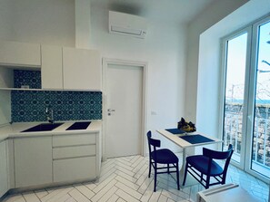 Departamento, balcón, vista parcial al mar | Cocina privada | Microondas, parrilla de estufa, cafetera de espresso y tetera eléctrica 