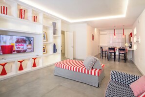 Deluxe-Apartment, 4 Schlafzimmer, Stadtblick | Wohnbereich | 32-Zoll-Flachbildfernseher mit Digitalempfang