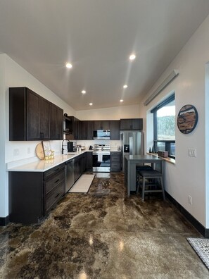 Microwave, oven, stovetop, dishwasher - Luxury home with hot tub (Victor)