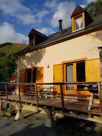 Terrace/patio. Chalet for 10-12 Guests, 10 min from Peyragudes and Loudenvielle