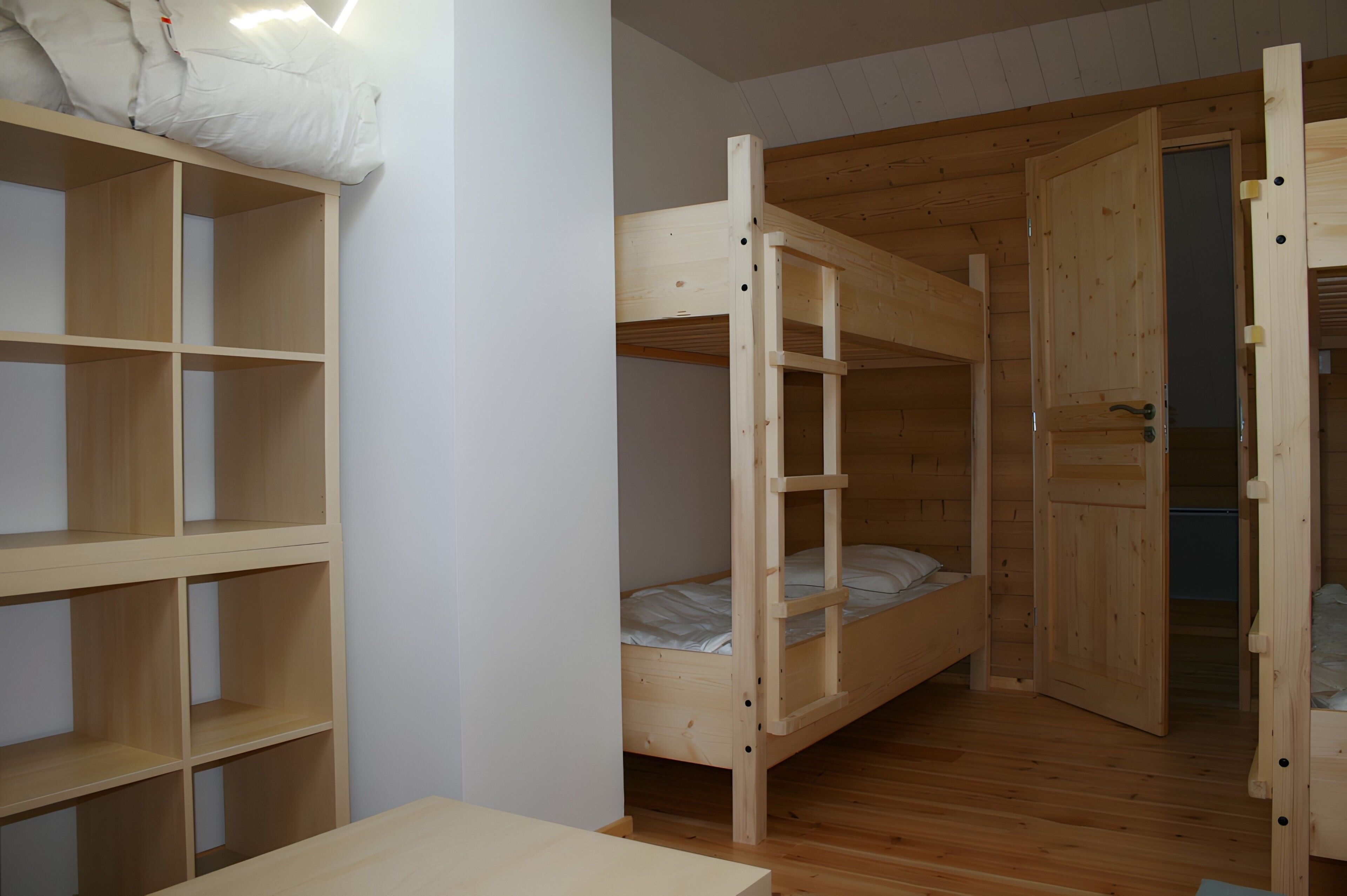 4 bedrooms, iron/ironing board, WiFi