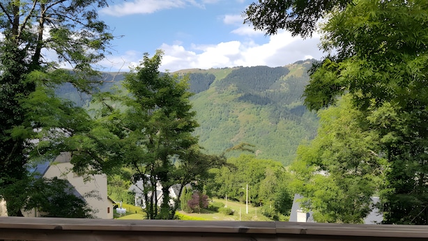 A view of a valley with trees and a building in the distance. - Chalet for 10-12 Guests, 10 min from Peyragudes and Loudenvielle (Cazaux-Fréchet-Anéran-Camors)
