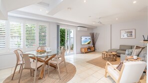 Smart TV, ping pong, books - Sandcastles 1, 8 Ala Moana Way - air conditioned townhouse with Wi-Fi and Complex Pool (Fingal Bay)