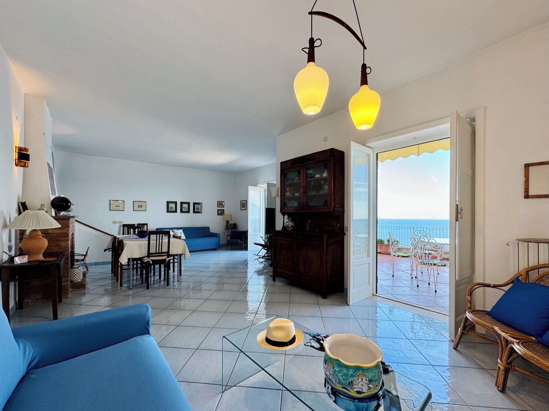 Villa, Sea View | Ruang tamu | 32 inci televisyen skrin rata dengan digital 