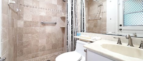 Een douche, een haardroger, handdoeken, zeep