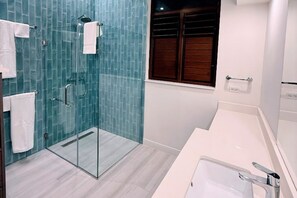 Shower, hair dryer, towels, soap - LaMora: Oceanfront Oasis with Beach & Pool in Oracabessa (St. Mary Parish)