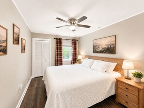 2 bedrooms, free WiFi, bed sheets - Mt LeConte Views! Chalet Village Condo 3 Miles to Downtown + Pools & Hot Tubs (Gatlinburg)