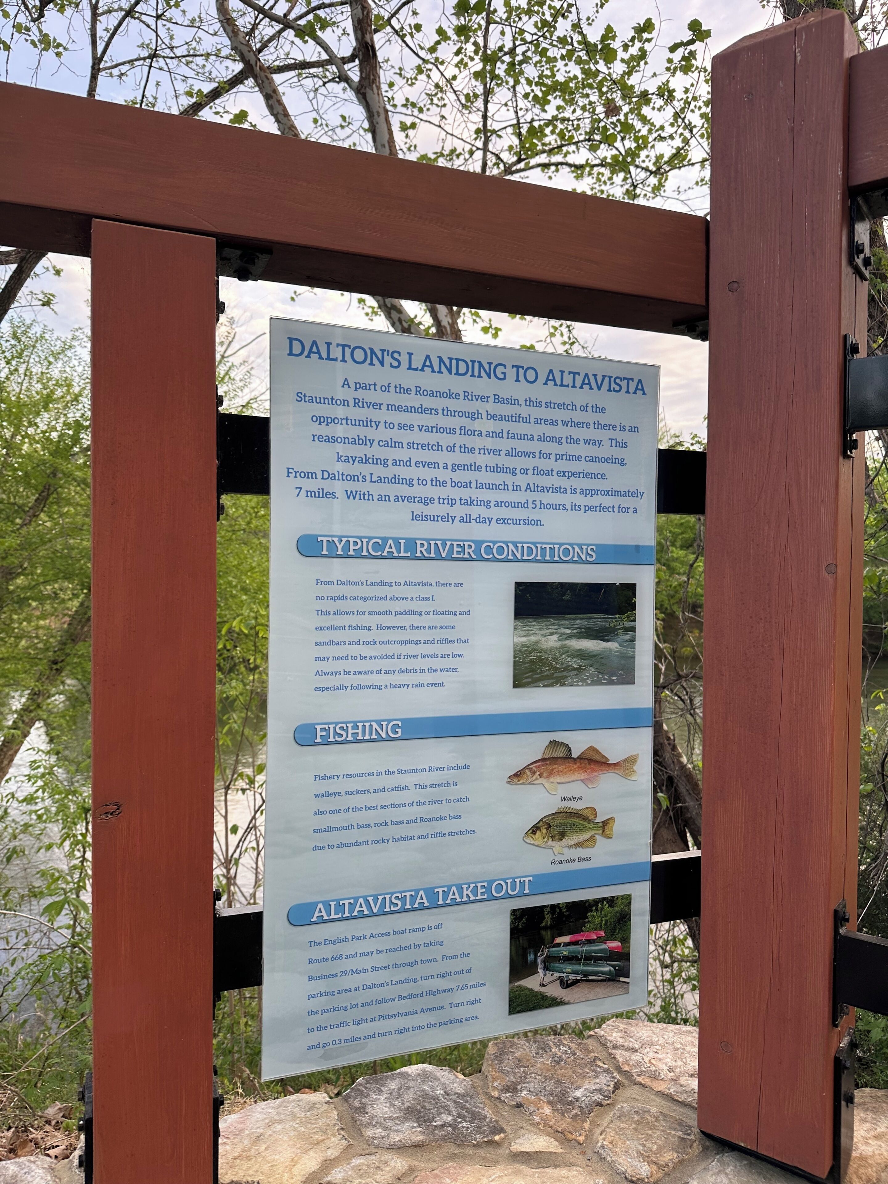 Un panneau d’information indique le trajet de Dalton’s Landing à Altavista, en précisant les conditions typiques de la rivière, les possibilités de pêche et les services de vente à emporter disponibles.