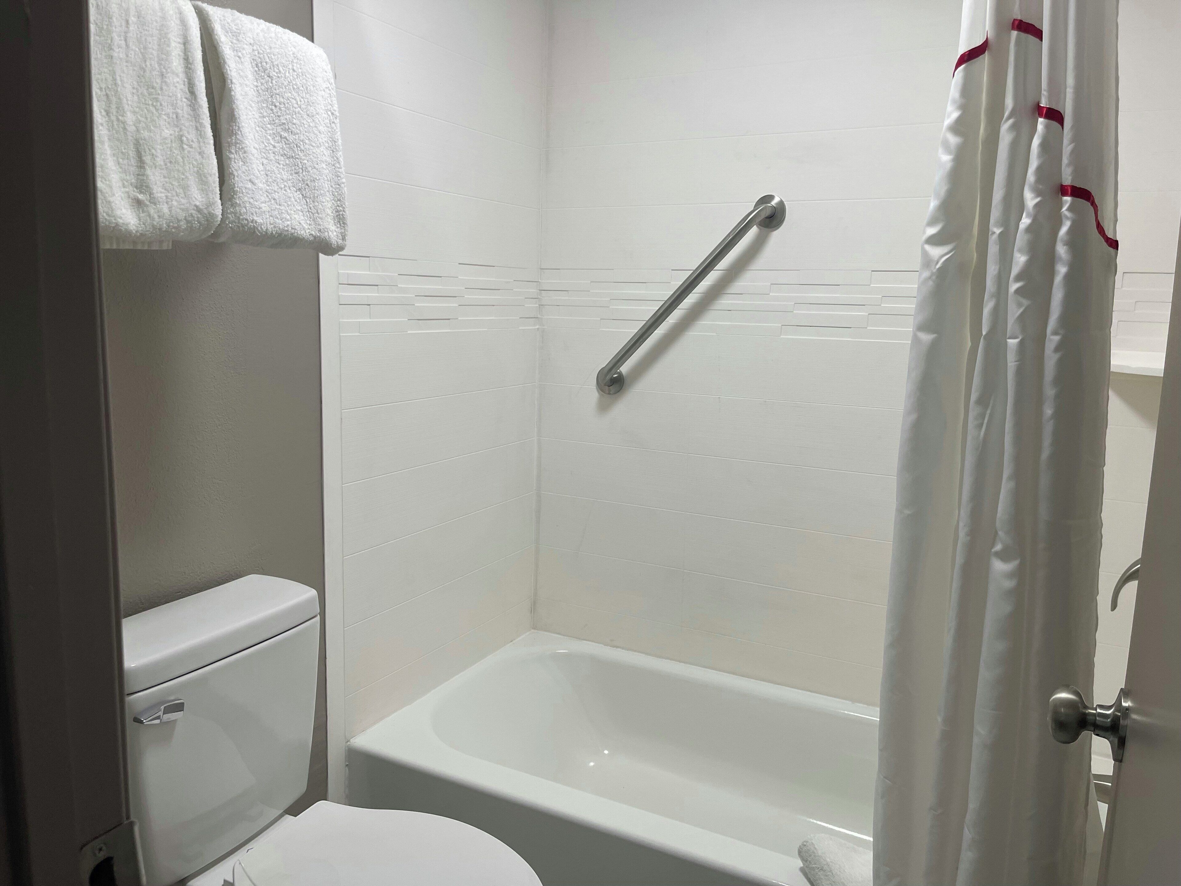 Ein Badezimmer mit Toilette, einer Badewanne und einer Duschvorhang.