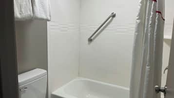 Ein Badezimmer mit Toilette, einer Badewanne und einer Duschvorhang.