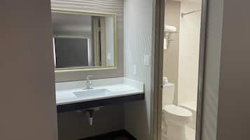 Combined shower/bathtub, free toiletries, hair dryer, towels